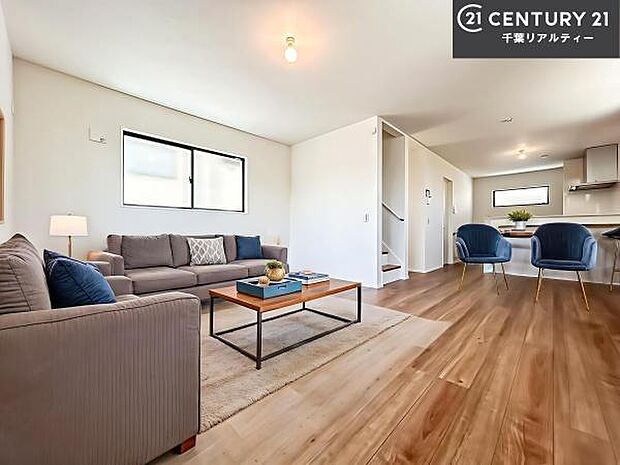 家具はCGパースです。心地良いリビングは家族が自然と集まります。家族団欒の時間が増えそうです。ご家族と、より一層充実した時間を過ごせそうですね。明るく開放的な空間です。