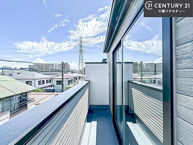 陽当たり良好なバルコニーです！晴れた日には青い空を見渡せる開放的な時間を楽しめます。