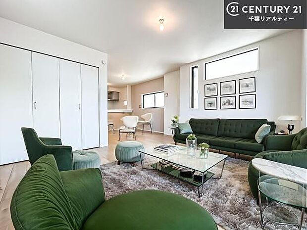 家具はCGパースです。心地良いリビングは家族が自然と集まります。家族団欒の時間が増えそうです。ご家族と、より一層充実した時間を過ごせそうですね。明るく開放的な空間です。