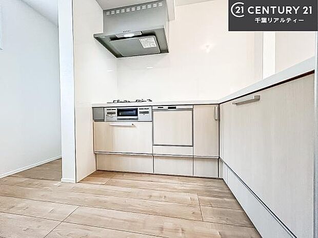 収納スペースが豊富で、調理スペースがスッキリと片付きひろ〜く活用できます！快適に作業ができます！毎日の料理が捗ります！