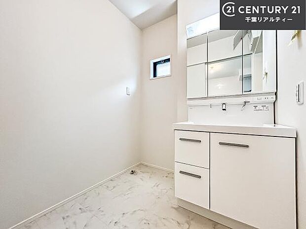 三面鏡仕様の洗面所は、身だしなみがしやすい造り！裏は収納になっています。ドライヤーやお化粧道具を片付けられるので洗面台周りをスッキリと見せることが出来ます！