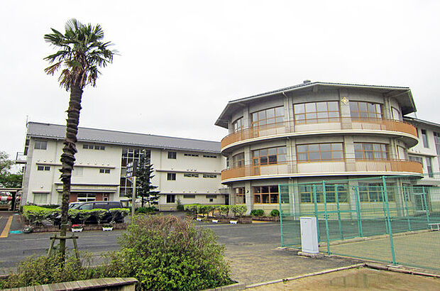 八街市立八街中央中学校まで2200m