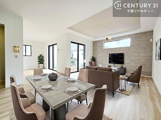 家具はCGパースです。大きな窓からたっぷりの陽ざしが入る明るいリビング。開放感のあるリビングで家族団らんのくつろぎの時間を過ごせます!