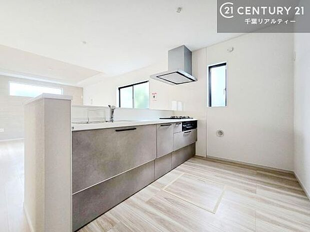 大人気の対面式システムキッチンを採用しています!ご家族のコミュニケーションが自然と増える設計です。お子様にも目が届くので嬉しいですね。収納力もあります!