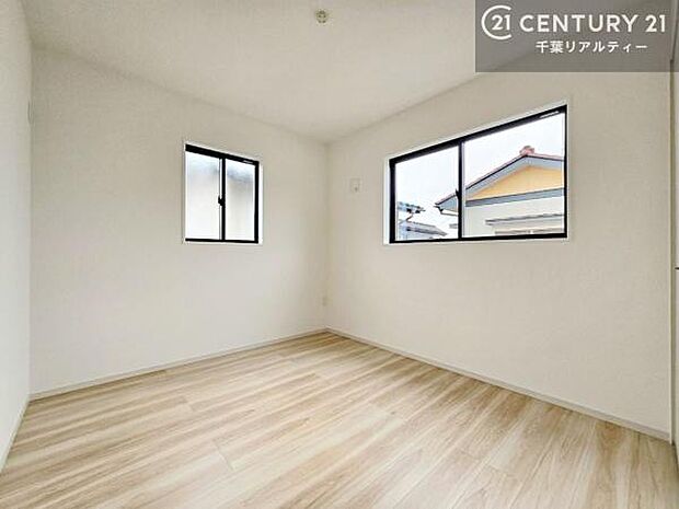 掃き出し窓がないお部屋は、お子様のお部屋としても安心です!収納スペースも充実しているので散らかったお部屋をサッと片付けられます!