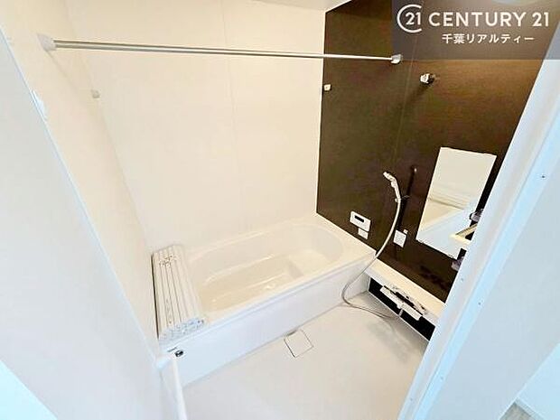 広々バスで一日の疲れをリフレッシュ。足が伸ばせるので、浴槽にもゆったりと浸かれますね!毎日のバスタイムが楽しみになります。