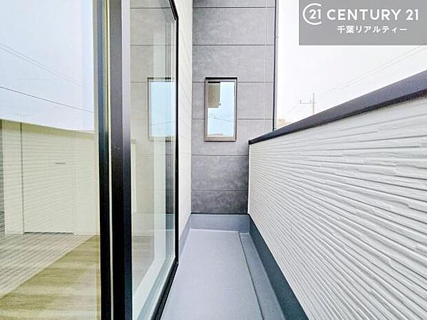 バルコニーを2か所に設け、陽当たりと通風に恵まれた開放感あふれる設計。洗濯物干しはもちろん、ゆとりある外空間としても心地よくご活用いただけます。