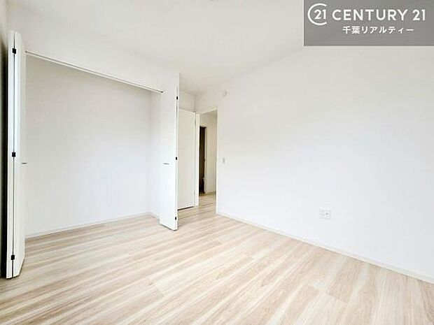 収納スペースがついています!居室をスッキリ整頓する事ができますね。家具を選ばないシンプルなデザインの為、家具を選ばずお気に入りの空間作りができそうですね。