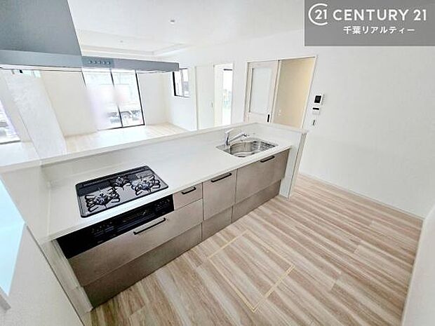 大人気の対面式システムキッチンを採用しています!ご家族のコミュニケーションが自然と増える設計です。お子様にも目が届くので嬉しいですね。収納力もあります!