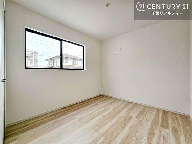 掃き出し窓がないお部屋は、お子様のお部屋としても安心です!収納スペースも充実しているので散らかったお部屋をサッと片付けられます!