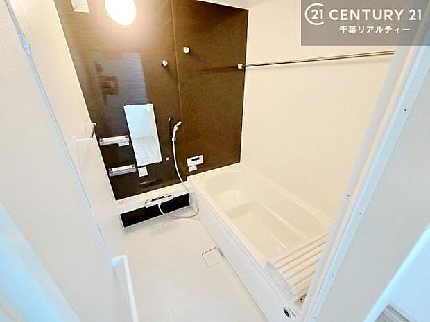 追い炊き機能付きの浴室で、いつでも快適なバスタイム。ご家族の入浴時間がずれても、温かいお風呂を楽しめます。