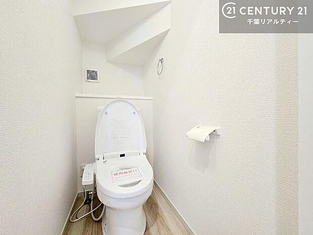 温水洗浄便座につき、冬場は便座が暖かくできるので冷たい便座に座らずに済む嬉しい仕様です!シンプルなカラーを基調としているので、お手入れがしやすいです。