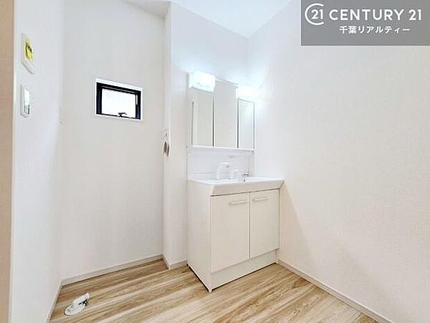 三面鏡仕様の洗面所は、身だしなみがしやすい造り!裏は収納になっています。ドライヤーやお化粧道具を片付けられるので洗面台周りをスッキリと見せることが出来ます!