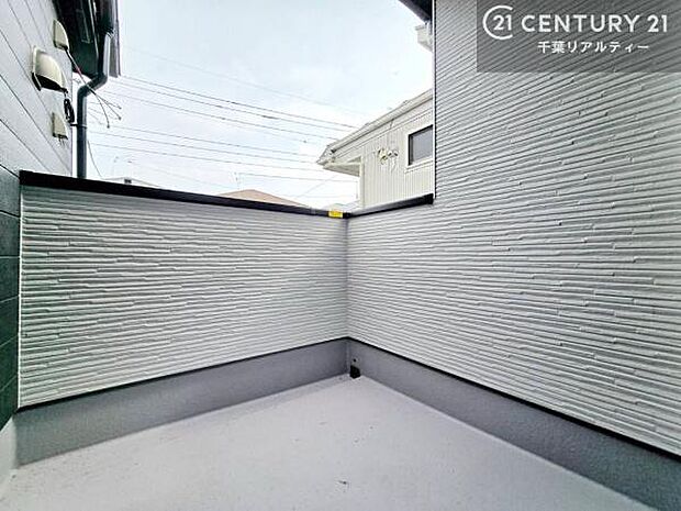 広々としているバルコニーです!お洗濯物を干すのはもちろん風に当たりながらくつろぎタイムが送れます!