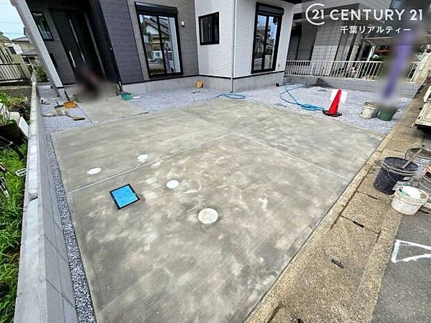 駐車スペースは2台分あります!セカンドカーはもちろん、バイクや自転車なども置き場所に困りません。