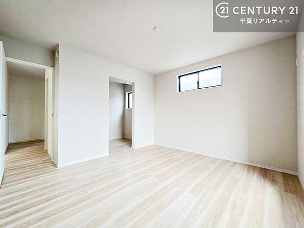 フリースペースを備えたゆとりある洋室。書斎やワークスペース、収納など多目的に活用でき、暮らしに合わせて自由に使える魅力的な空間です。