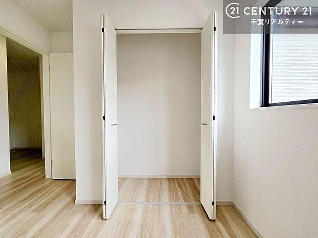 収納スペースがついています!居室をスッキリ整頓する事ができますね。家具を選ばないシンプルなデザインの為、家具を選ばずお気に入りの空間作りができそうですね。