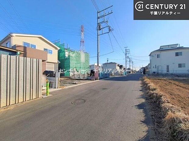 前面道路は6ｍ！陽当り良好な立地です。車庫入れが苦手な方も安心ですね。