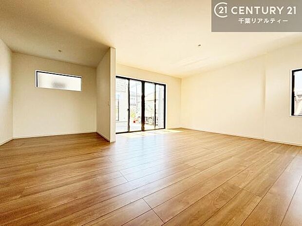 開放感のある広々LDK！ソファーやダイニングテーブルを置いても窮屈にならないので快適に過ごせます！コミュニケーションが取りやすいリビングです！