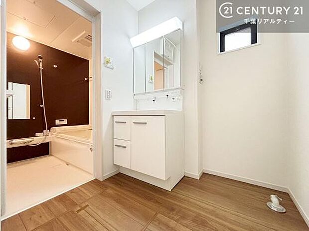 小窓付きの明るい洗面室です！湿気もすぐに入れ替えができて清潔に保つことができます！自然光が差し込むのでお化粧の仕上がりも良くなりますね！