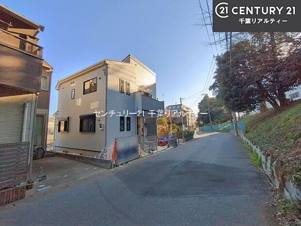 前面道路は5.47ｍ！陽当り良好な立地です。車庫入れが苦手な方も安心ですね。