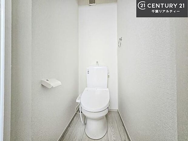 1・2階にトイレがございます！朝の忙しい時間帯も待たずにすみそうですね。白を基調とした清潔感のあるトイレでお手入れがしやすいです！