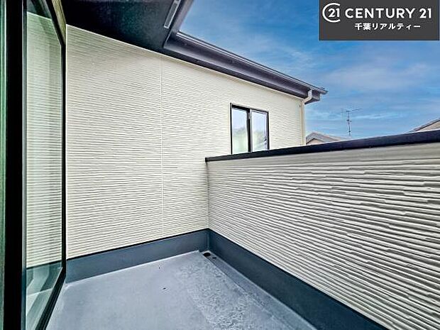 陽当たり良好なバルコニーです！晴れた日には青い空を見渡せる開放的な時間を楽しめます。たくさんのお洗濯物もいっぺんに干すことができます