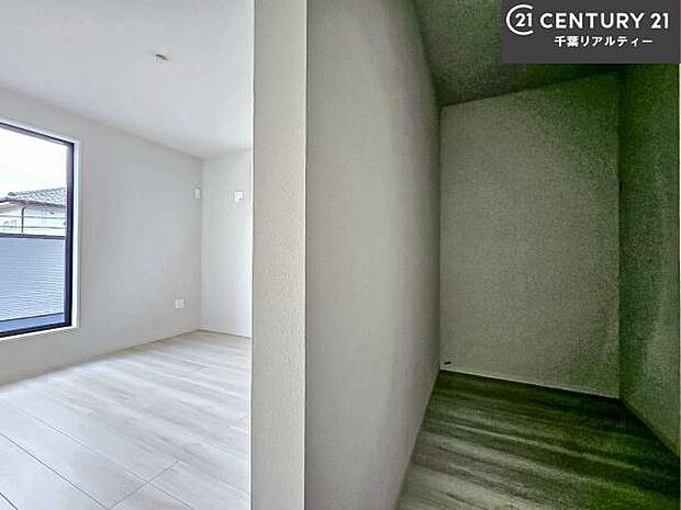 ウォークインクローゼット付きです。たくさんのお洋服などを収納しておけそうですね！他にも扇風機や加湿器など季節物の大きな家電も収納できます。