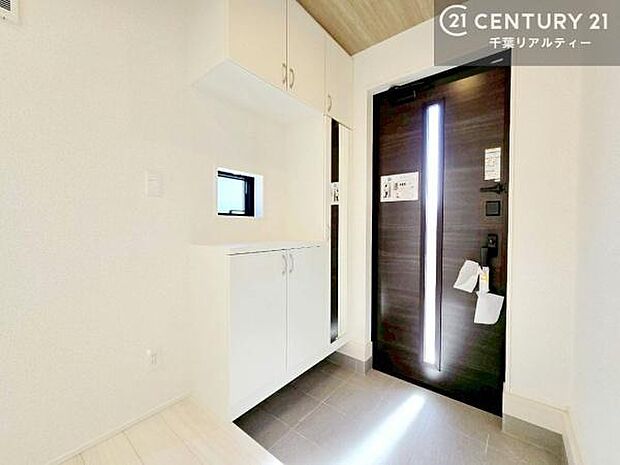 シューズボックス付きなので、玄関が片付きお掃除がしやすいです!スッキリした玄関で戸を開けた瞬間、清潔感のある心地いい空間が出迎えてくれます。