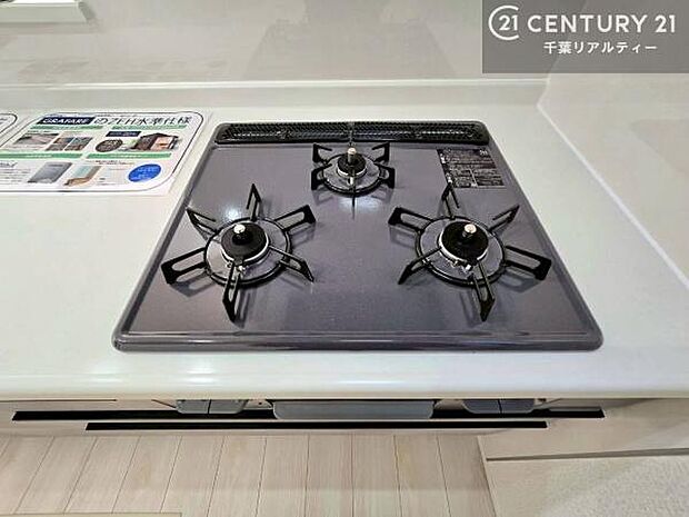 コンロは三口あるのでお料理の同時進行ができます。もちろんグリル付きです。調理スペースも広々している為作業がしやすい!使い勝手が良いシステムキッチンです!