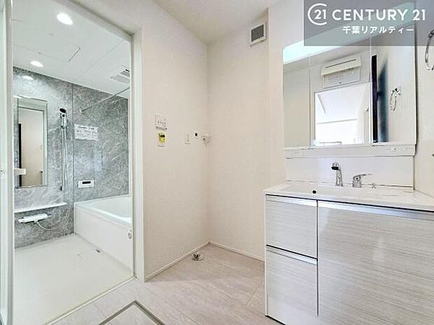 三面鏡仕様の洗面所は、身だしなみがしやすい造り!裏は収納になっています。ドライヤーやお化粧道具を片付けられるので洗面台周りをスッキリと見せることが出来ます!