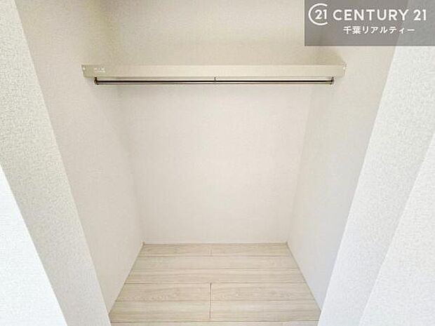 ウォークインクローゼット付きです。たくさんのお洋服などを収納しておけそうですね!他にも扇風機や加湿器など季節物の大きな家電も収納できます!