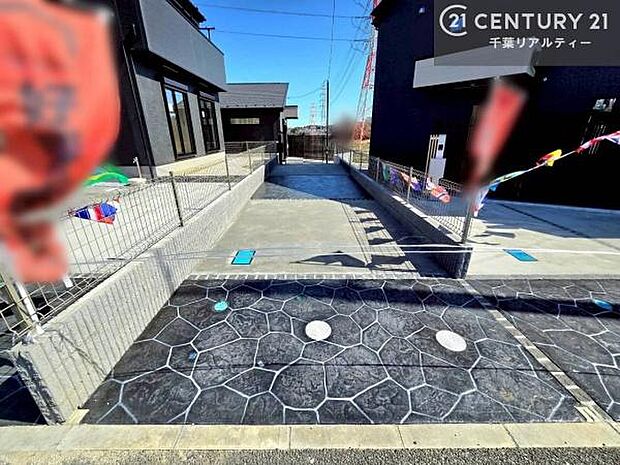 駐車スペースは2台分あります!セカンドカーはもちろん、バイクや自転車なども置き場所に困りません。