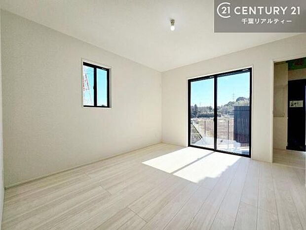 明るい室内は、風通しも良く、明るく大変居心地の良い空間となっております。リラックスして過ごせる心地の良いお部屋です!