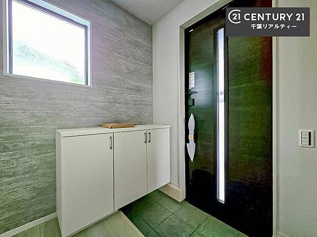 シューズボックス付きなので、玄関が片付きお掃除がしやすいです！スッキリした玄関で戸を開けた瞬間、清潔感のある心地いい空間が出迎えてくれます。