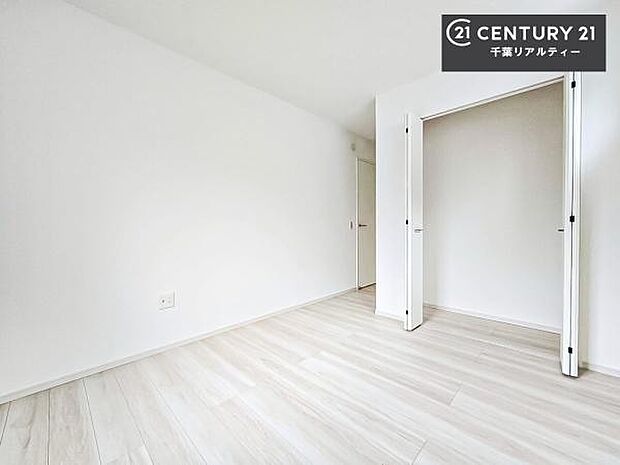 収納スペースが付いているので、急な来客時でも散らかったおもちゃをサッと片づけられて大変便利です！壁面も広々しているので、勉強机やベッドの置き場に困りません！