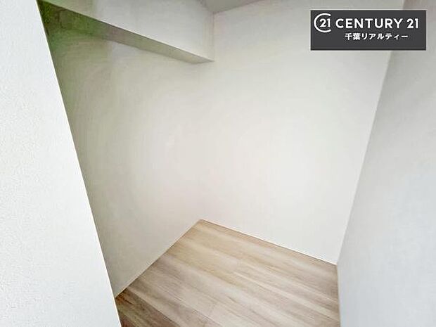 ウォークインクローゼット付きです。たくさんのお洋服などを収納しておけそうですね！他にも扇風機や加湿器など季節物の大きな家電も収納できます。