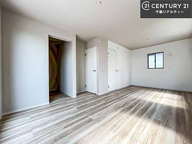 洋室は子供部屋や寝室、色々と用途多彩に利用できますね。収納力もたっぷりなので、広々気持ちよく過ごすことができます。