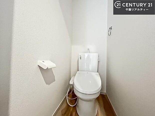 温水洗浄便座につき、冬場は便座が暖かくできるので冷たい便座に座らずに済む嬉しい仕様です！