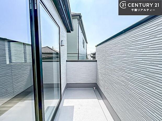 広々としているバルコニーです！お洗濯物を干すのはもちろん風に当たりながらくつろぎタイムが送れます！