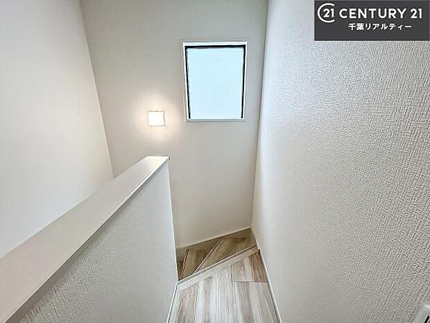 階段は明るく手摺りもついています。お子様やご年配の方も安心してご利用頂けますね。