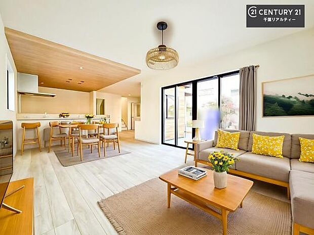 家具はCGパースです。心地良いリビングは家族が自然と集まります。家族団欒の時間が増えそうです。ご家族と、より一層充実した時間を過ごせそうですね。