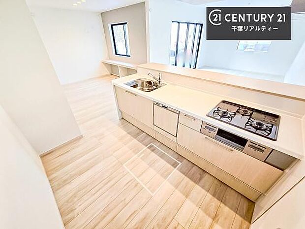 大人気の対面式システムキッチンを採用しています！ご家族のコミュニケーションが自然と増える設計です。お子様にも目が届くので嬉しいですね。広々使えて快適に作業が進みます。