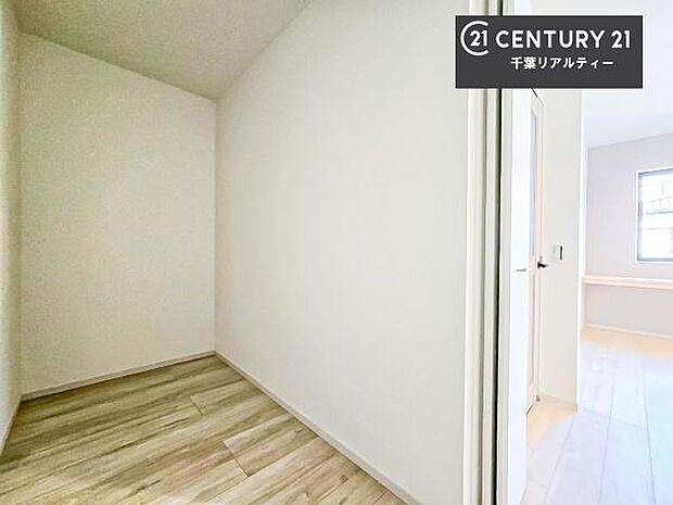 ウォークインクローゼット付きです。たくさんのお洋服などを収納しておけそうですね！他にも扇風機や加湿器など季節物の大きな家電も収納できます。