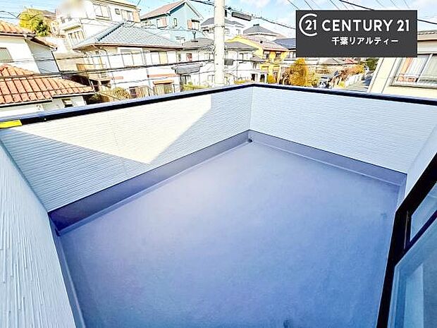 広々としたバルコニーで一日の始まりをスタート！お洗濯ものをたっぷり気持ちよく干せます！