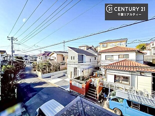 晴れた日には青い空を見渡せる開放的な時間を楽しめます。気持ちの良い風が通り抜ける街並みです！