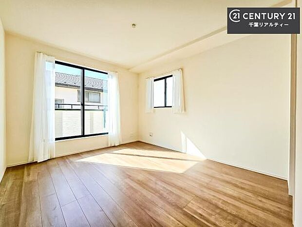 バルコニーへ面した洋室なので天気のいい日はバルコニーへ出てリフレッシュするのもいいですね！充実したプライベートタイムが送れる洋室！陽当たり、風通し良好です。