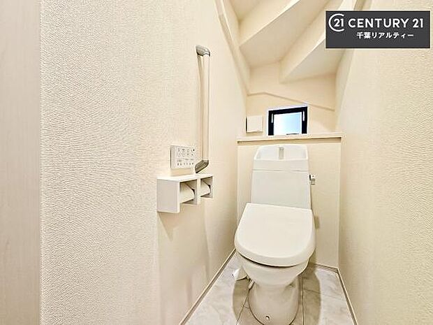 1・2階にトイレがございます！朝の忙しい時間帯も待たずにすみそうですね。白を基調とした清潔感のあるトイレでお手入れがしやすいです！