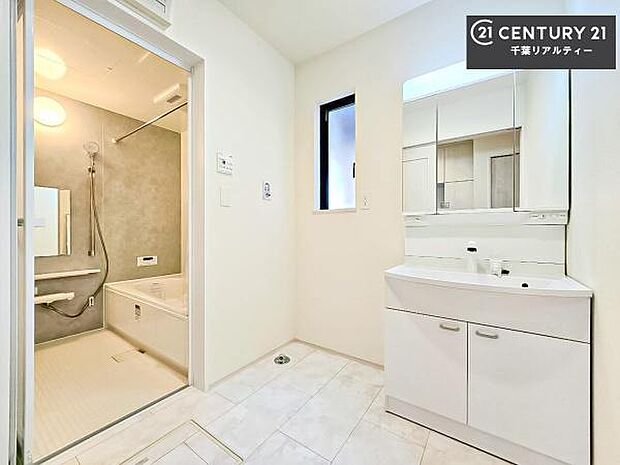 三面鏡仕様の洗面所は、身だしなみがしやすい造り！裏は収納になっています。ドライヤーやお化粧道具を片付けられるので洗面台周りをスッキリと見せることが出来ます！