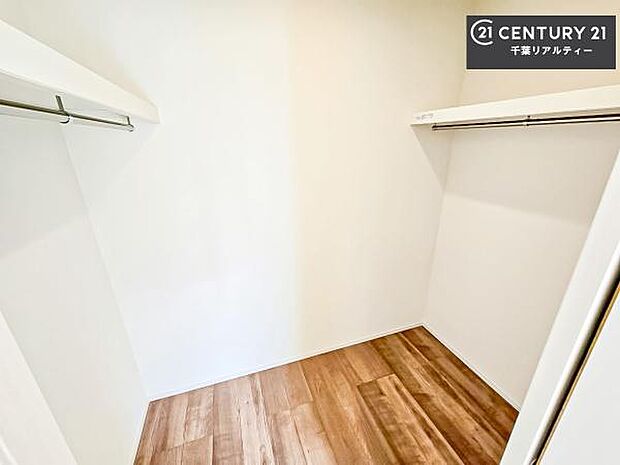 ウォークインクローゼット付きです。たくさんのお洋服などを収納しておけそうですね！他にも扇風機や加湿器など季節物の大きな家電も収納できます！